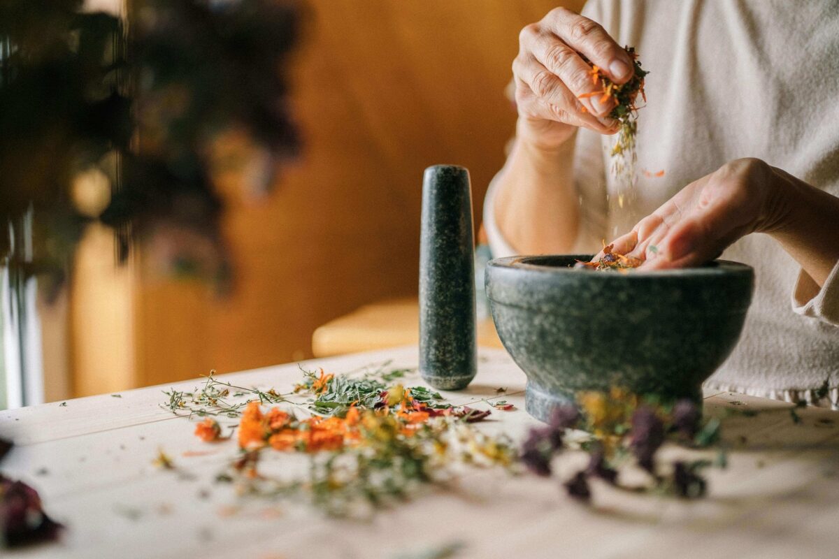 عرقیات گیاهی و مزاج شناسی