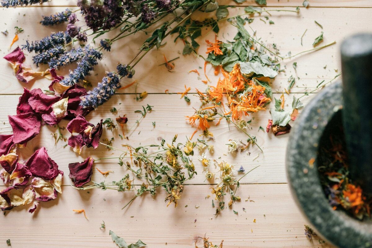 عرقیجات گیاهی و مزاج شناسی